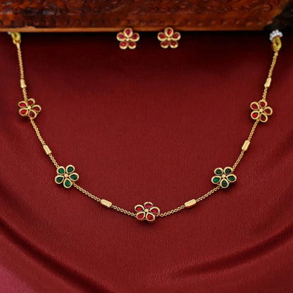 Short Neckpiece With Stud